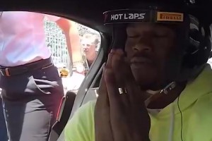 硬汉也怕啊！巴特勒此前坐超跑体验F1赛道，差点吓尿😂